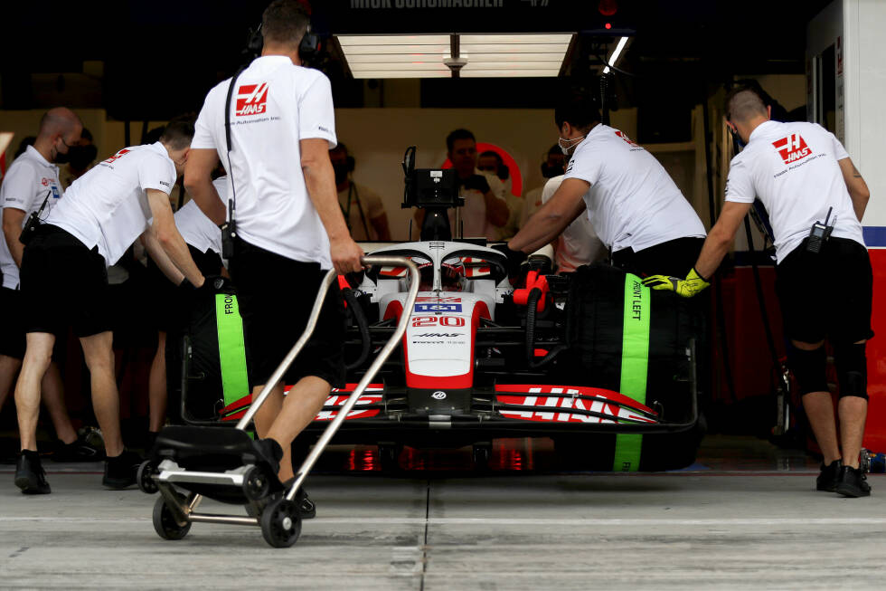 Foto zur News: Den ersten größeren Defekt am dritten Testtag in Bahrain gibt es bei Haas. Dieses Mal ist es ein Wasserleck, Kevin Magnussen hat Zwangspause. Es ist das xte technische Problem für das US-Team bei diesen Probefahrten.