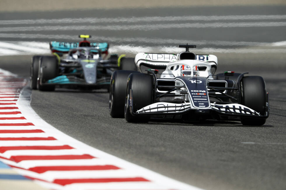 Foto zur News: Lewis Hamilton im Mercedes und Pierre Gasly im AlphaTauri sind für Rennsimulationen auf der Strecke und proben bei der Gelegenheit auch das Hinterherfahren.