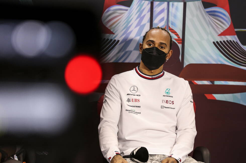 Foto zur News: Lewis Hamilton sagt in der Mittagspause in der Pressekonferenz, er halte Mercedes im Moment nicht für siegfähig, erkenne aber &quot;Potenzial&quot; im Auto. Nur: Eine Trendwende entstehe nicht in einer Woche, so Hamilton. Ferrari ist in seinen Augen Favorit. Ferrari-Fahrer Charles Leclerc spricht von &quot;einem der besten Winter&quot;.