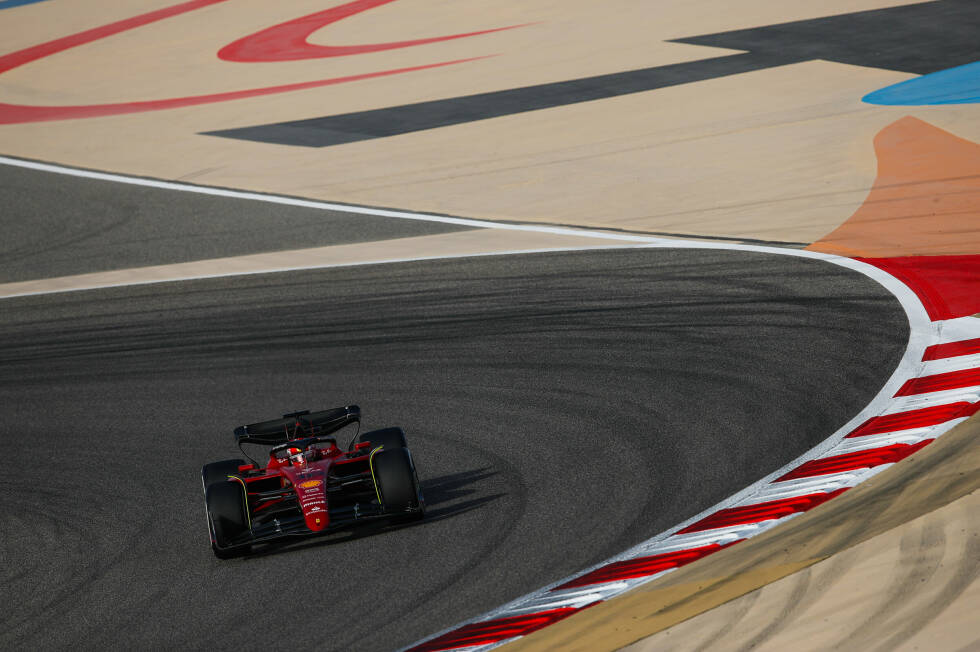Foto zur News: Gut eineinhalb Stunden vor Testende fährt Charles Leclerc im Ferrari F1-75 in 1:32.415 Minuten an die Spitze, aber: Er hat die weicheren C4-Reifen am Auto und profitiert von den besseren Streckenbedingungen im Vergleich zu Verstappen.