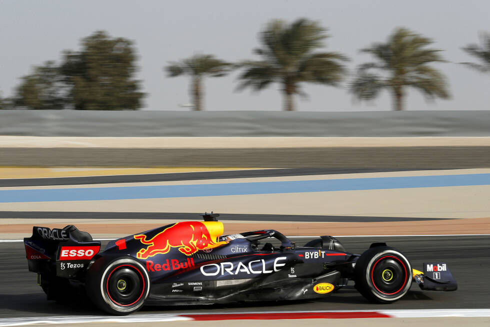 Foto zur News: Am Nachmittag übernimmt Max Verstappen den Red Bull RB18 und stellt das Auto mit C3-Reifen gleich mal auf die erste Position: 1:32.645 Minuten, neue absolute Wochenbestzeit in Bahrain!