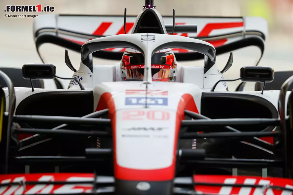 Foto zur News: Haas legt mit Kevin Magnussen am Steuer gleich vor: Das Team macht erlaubterweise einen &quot;Frühstart&quot; und ist schon eine Stunde vor allen anderen aktiv, um das Handicap durch den verzögerten Testauftakt wettmachen zu können (die Fracht war verspätet angekommen).