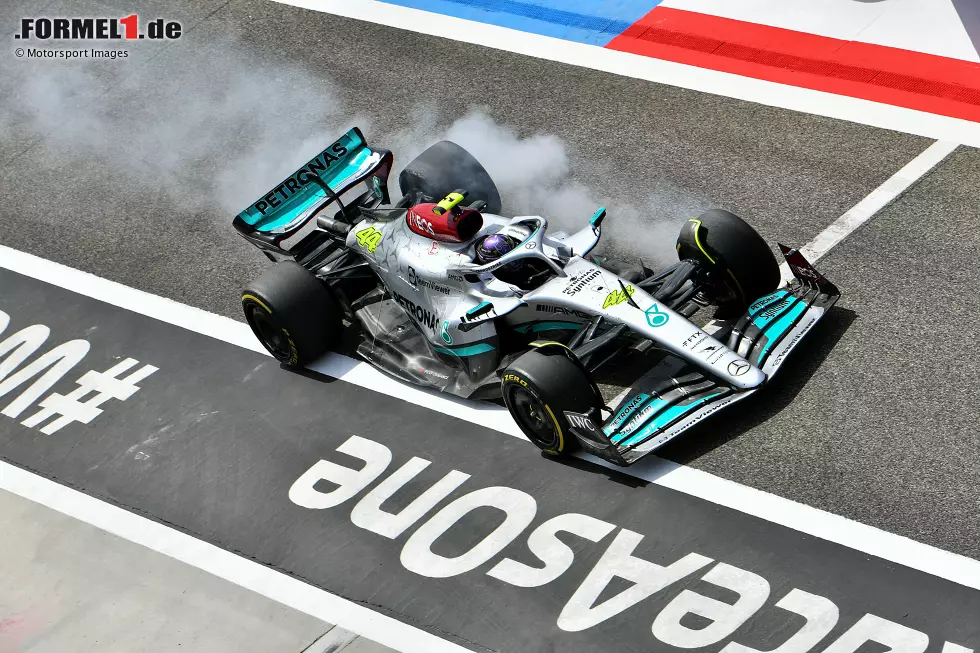... Mercedes-Fahrer Lewis Hamilton, der den Test auf P17 ohne konkurrenzfähige Rundenzeit ausklingen lässt. Sein Teamkollege George Russell wird Vierter im W13 vor Ex-Mercedes-Fahrer Valtteri Bottas im Alfa Romeo C42. Foto zur News: ... Mercedes-Fahrer Lewis Hamilton, der den Test auf P17 ohne konkurrenzfähige Rundenzeit ausklingen lässt. Sein Teamkollege George Russell wird Vierter im W13 vor Ex-Mercedes-Fahrer Valtteri Bottas im Alfa Romeo C42.