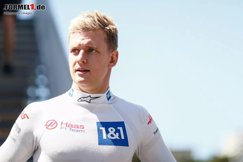 ... im zweiten Training läuft es nur bedingt besser: Ein loses Teil zwingt Schumacher zurück an die Box. Er kommt aber ... Foto zur News: ... im zweiten Training läuft es nur bedingt besser: Ein loses Teil zwingt Schumacher zurück an die Box. Er kommt aber ...