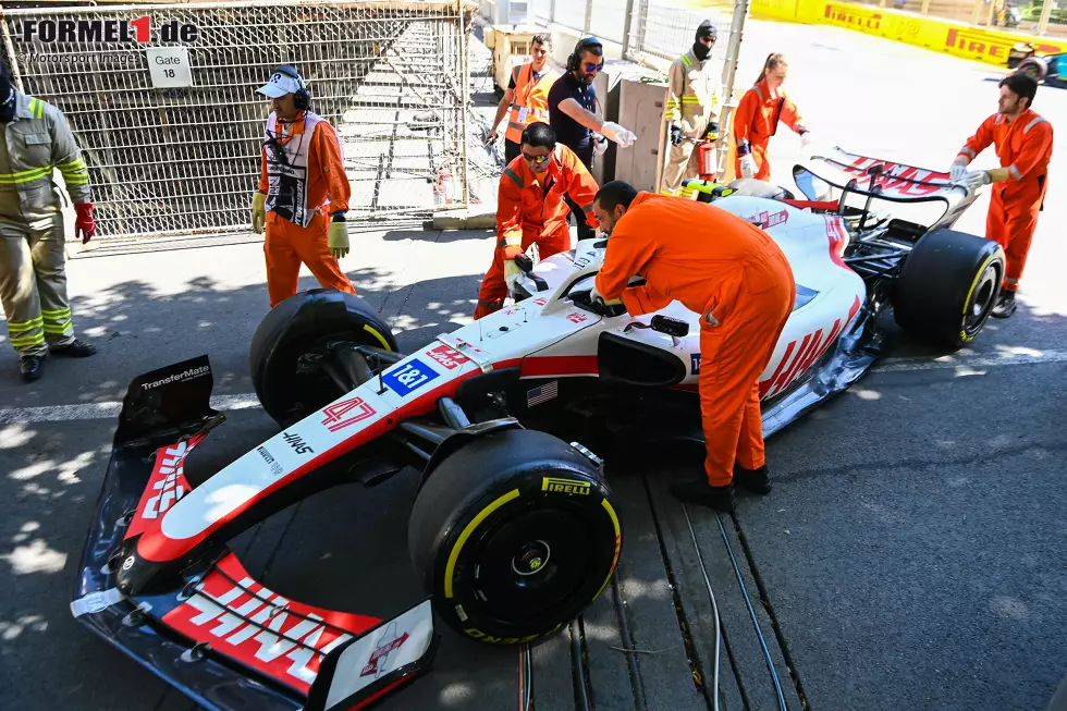 ... Mick Schumacher im Haas VF-22, und das schon nach nur drei Runden im ersten Training. Wasser läuft aus, er muss anhalten, verpasst praktisch die komplette erste Einheit. Und ... Foto zur News: ... Mick Schumacher im Haas VF-22, und das schon nach nur drei Runden im ersten Training. Wasser läuft aus, er muss anhalten, verpasst praktisch die komplette erste Einheit. Und ...