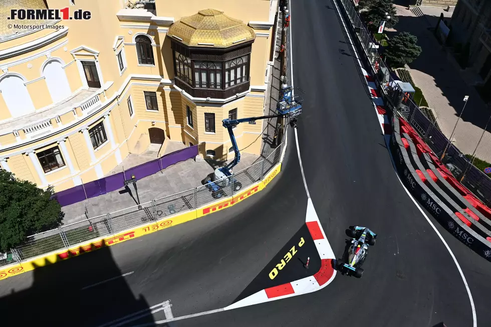 ... Lewis Hamilton im Mercedes W13, der erneut George Russell (P7) den Vortritt lassen muss. Der Silberpfeil liegt schlecht in Baku: Das Bouncing ist zurück, und wie! Vettel derweil ... Foto zur News: ... Lewis Hamilton im Mercedes W13, der erneut George Russell (P7) den Vortritt lassen muss. Der Silberpfeil liegt schlecht in Baku: Das Bouncing ist zurück, und wie! Vettel derweil ...