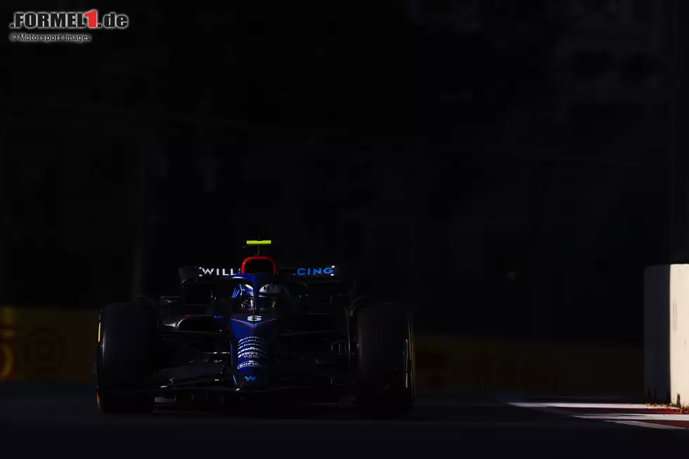 Foto zur News: ... muss Nicholas Latifi seinen Williams FW44 außerplanmäßig abstellen. "Das Auto ging einfach aus", funkt er an die Box. Früher Feierabend auch für ihn, doch in Einheit zwei mischt er normal wieder mit. Dann hat ...