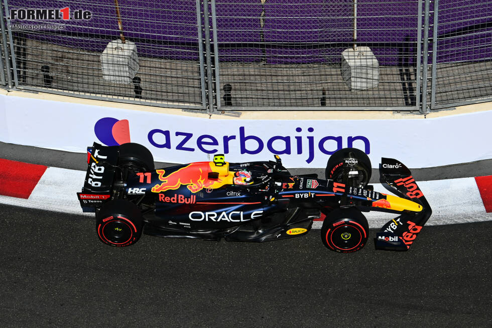 Foto zur News: Mit 1:43.170 Minuten erzielt Sergio Perez im Red Bull RB18 im dritten Freien Training die beste Zeit und bleibt damit sogar unter der Freitagsbestzeit von Charles Leclerc im Ferrari F1-75, aber ...