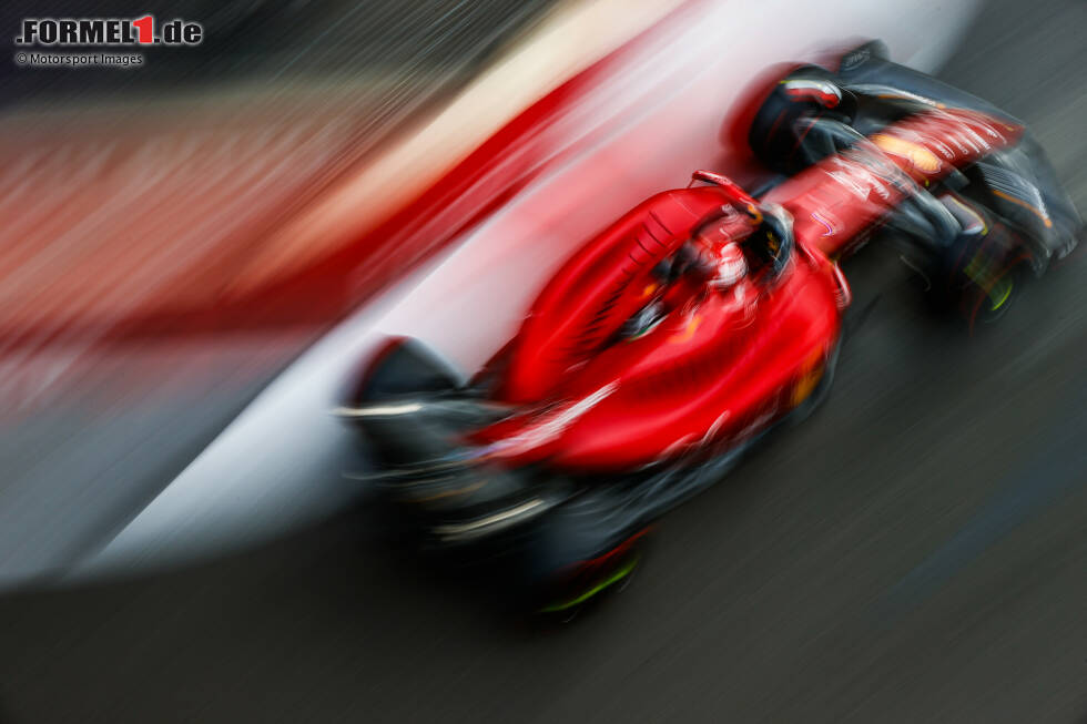 Foto zur News: ... Charles Leclerc im Ferrari F1-75 eine ausgezeichnete Runde hinzaubert und souverän die Poleposition erobert, zum bereits sechsten Mal in diesem Jahr! Hinter Carlos Sainz im zweiten Ferrari (P4) belegt ...