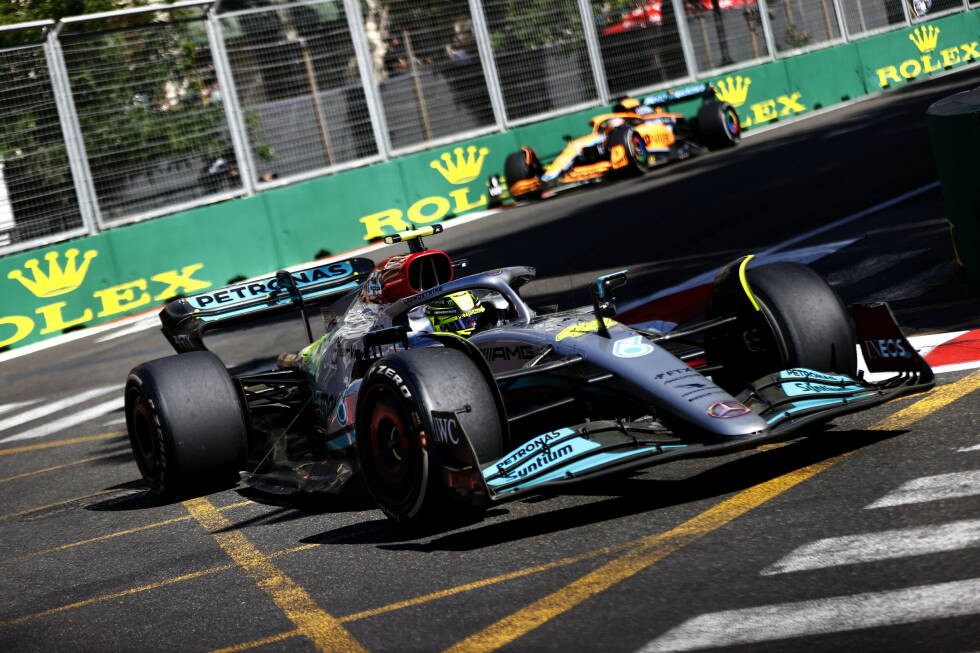 Foto zur News: ... landet Lewis Hamilton im zweiten Mercedes, der schon im Rennen über massive Rückenschmerzen geklagt hat und beim Aussteigen nur langsam aus dem Auto rauskommt. Nicht weit weg von Hamilton sieht ...