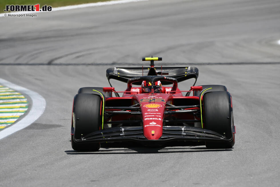 Foto zur News: ... hat dann ein Techtelmechtel mit Carlos Sainz im Ferrari, beschädigt sich das Auto und wird nur Vierter hinter Russell, Sainz und Lewis Hamilton im zweiten Mercedes. Verstappens Teamkollege ...