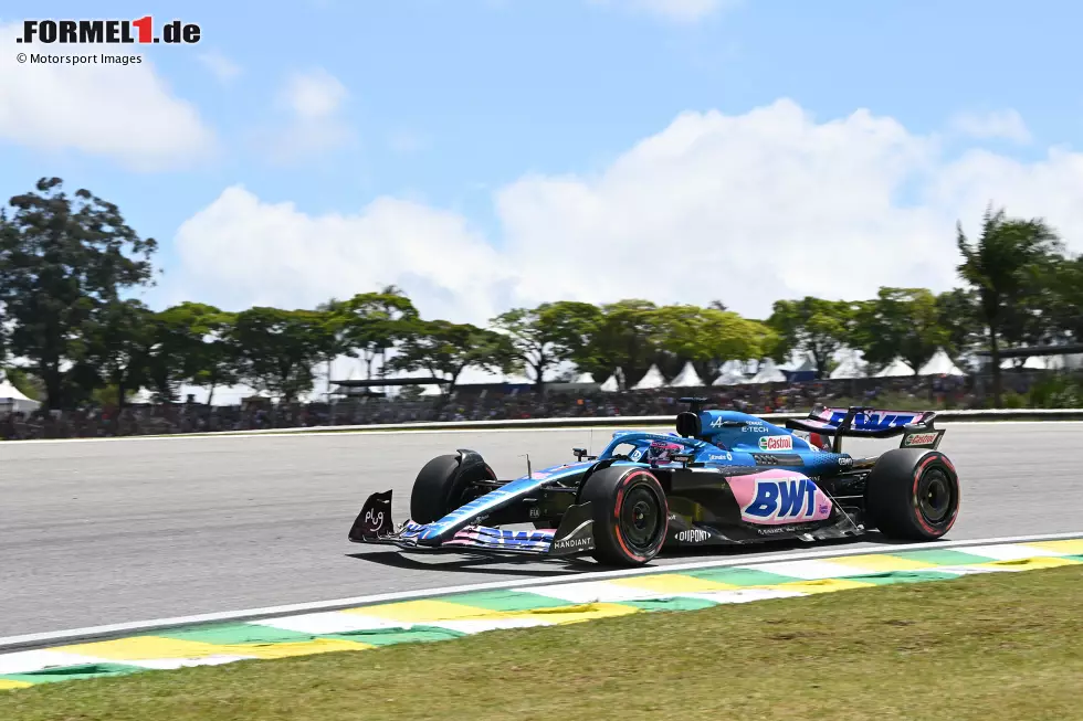 Foto zur News: ... Fernando Alonso im Alpine, der ein starkes Rennen fährt und damit gute Punkte holt für sein Team - dieses Mal ohne Gerangel mit Teamkollege Esteban Ocon. Gekracht hat es aber sehr wohl in Brasilien, zum Beispiel ...