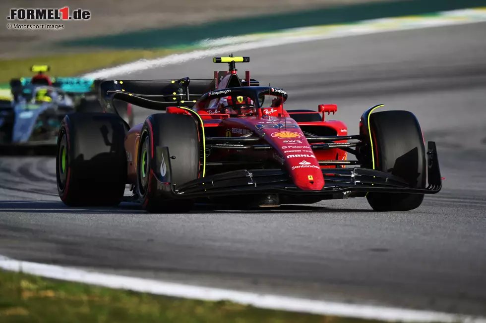 Foto zur News: ... Carlos Sainz im Ferrari, obwohl sein Teamkollege Charles Leclerc mehrfach am Funk bettelt, man möge doch tauschen für P2 in der WM - wie bei Red Bull. Aber den Gefallen tut man ihm nicht, Sainz bleibt vorne und wird Dritter, Leclerc kriegt P5 vor ...