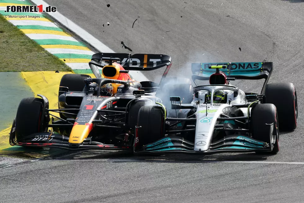 Foto zur News: ... gleich zu Rennbeginn kollidieren Max Verstappen im Red Bull und Hamilton in Kurve 2, was beide Positionen kostet. Hamilton aber kämpft sich zurück nach vorne und setzt am Ende sogar Russell unter Druck, der sich aber schadlos hält und gewinnt. Und Verstappen ...