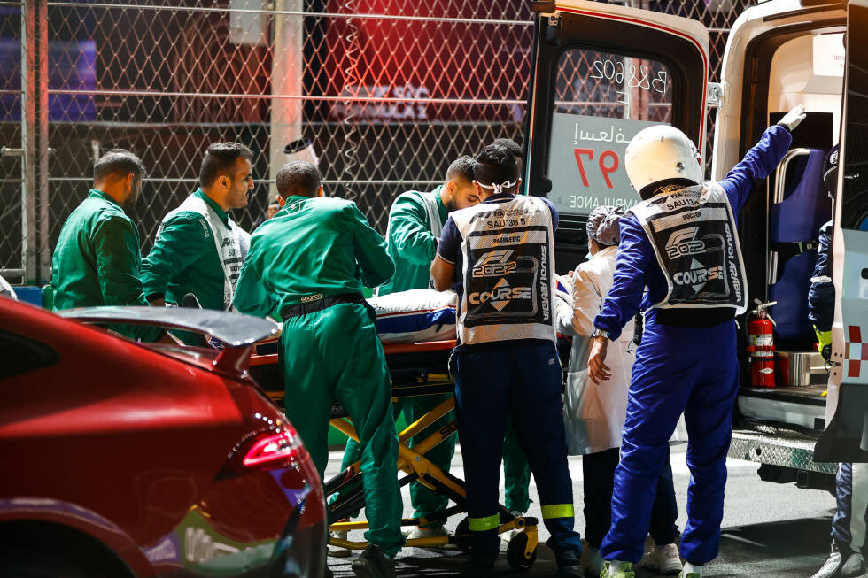 Foto zur News: Schumacher wird dann mit einem Krankenwagen ins Streckenhospital gebracht, von wo erst einmal Entwarnung kommt: Er habe keine äußerlichen Verletzungen. Er wird dann per Hubschrauber zur weiteren Untersuchung in ein Krankenhaus transportiert. An der Unfallstelle ...
