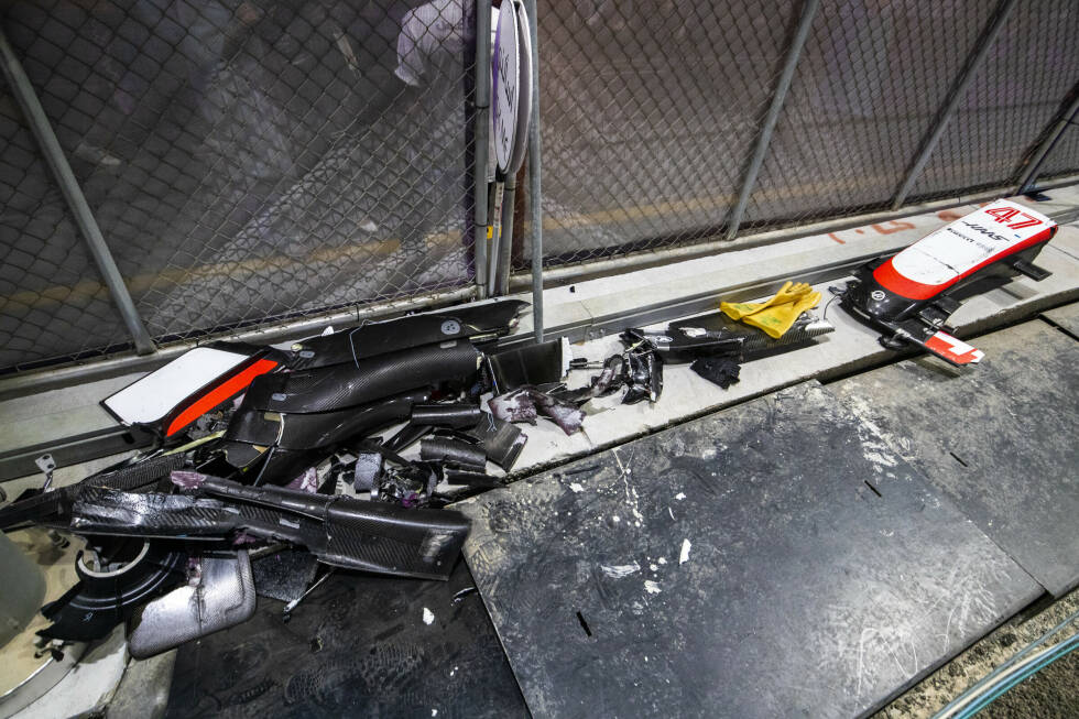 Foto zur News: ... kleinere Anbauteile und die Flügel sind beim Unfall zu Bruch gegangen. Team Haas gibt wenig später außerdem bekannt, dass ...
