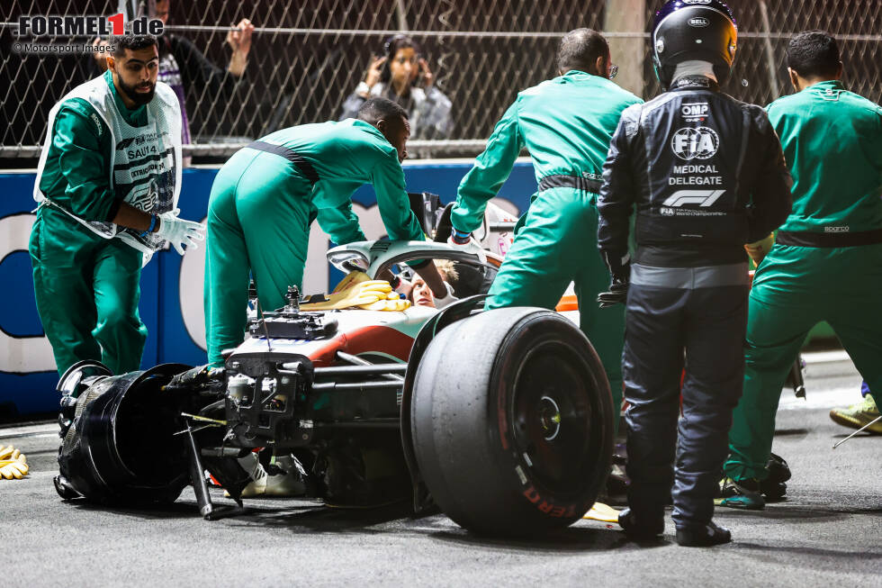 Foto zur News: ... kommen weitere Helfer und beginnen mit der Bergung von Schumacher aus dem Cockpit, unter der Aufsicht des FIA-Rennarztes. Aus Sicherheitsgründen wird der Helm noch im Auto abgenommen und ...