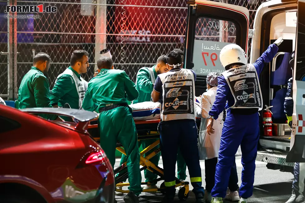 Schumacher wird dann mit einem Krankenwagen ins Streckenhospital gebracht, von wo erst einmal Entwarnung kommt: Er habe keine äußerlichen Verletzungen. Er wird dann per Hubschrauber zur weiteren Untersuchung in ein Krankenhaus transportiert. An der Unfallstelle ... Foto zur News: Schumacher wird dann mit einem Krankenwagen ins Streckenhospital gebracht, von wo erst einmal Entwarnung kommt: Er habe keine äußerlichen Verletzungen. Er wird dann per Hubschrauber zur weiteren Untersuchung in ein Krankenhaus transportiert. An der Unfallstelle ...