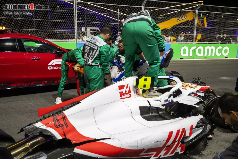 ... heben Schumacher gemeinsam aus dem Cockpit auf die vorbereitete Trage neben dem Fahrzeug. Das Zusammenspiel für einen solchen Fall haben die Helfer vor dem Rennwochenende immer wieder geprobt. Foto zur News: ... heben Schumacher gemeinsam aus dem Cockpit auf die vorbereitete Trage neben dem Fahrzeug. Das Zusammenspiel für einen solchen Fall haben die Helfer vor dem Rennwochenende immer wieder geprobt.