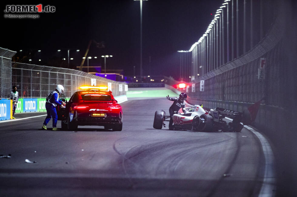 ... das Medical-Car der Formel 1 parkt direkt daneben. Seit dem Unfall sind nur wenige Augenblicke vergangen, das Qualifying ist per roter Flagge unterbrochen. Und ganz wichtig: Schumacher ist bei Bewusstsein, als die Helfer eintreffen. ... das Medical-Car der Formel 1 parkt direkt daneben. Seit dem Unfall sind nur wenige Augenblicke vergangen, das Qualifying ist per roter Flagge unterbrochen. Und ganz wichtig: Schumacher ist bei Bewusstsein, als die Helfer eintreffen.