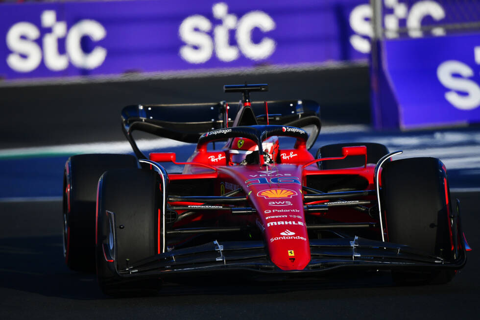 Foto zur News: Im 3. Freien Training erzielt Ferrari-Fahrer Charles Leclerc eine neue Wochenend-Bestzeit: 1:29.735 Minuten auf Soft. Auch Red Bull präsentiert sich stark, Mercedes nicht so sehr: Lewis Hamilton und George Russell verpassen beide die Top 10.