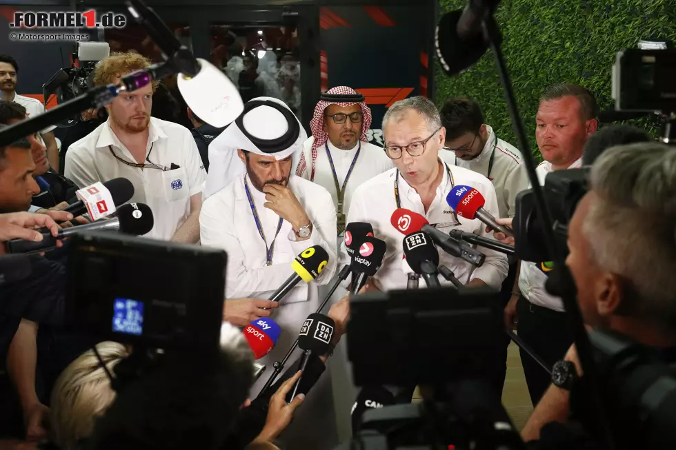 Foto zur News: In der Nacht zum Samstag wird in Dschidda lange getagt. Der Grund: Eine Explosion 15 Kilometer östlich der Strecke. FIA-Präsident Bin Sulayem und Formel-1-Chef Domenicali treten anschließend vor die Presse und verkünden: Das Rennwochenende in Saudi-Arabien wird fortgesetzt, die Sicherheit der Beteiligten sei gewährleistet. Auch ...