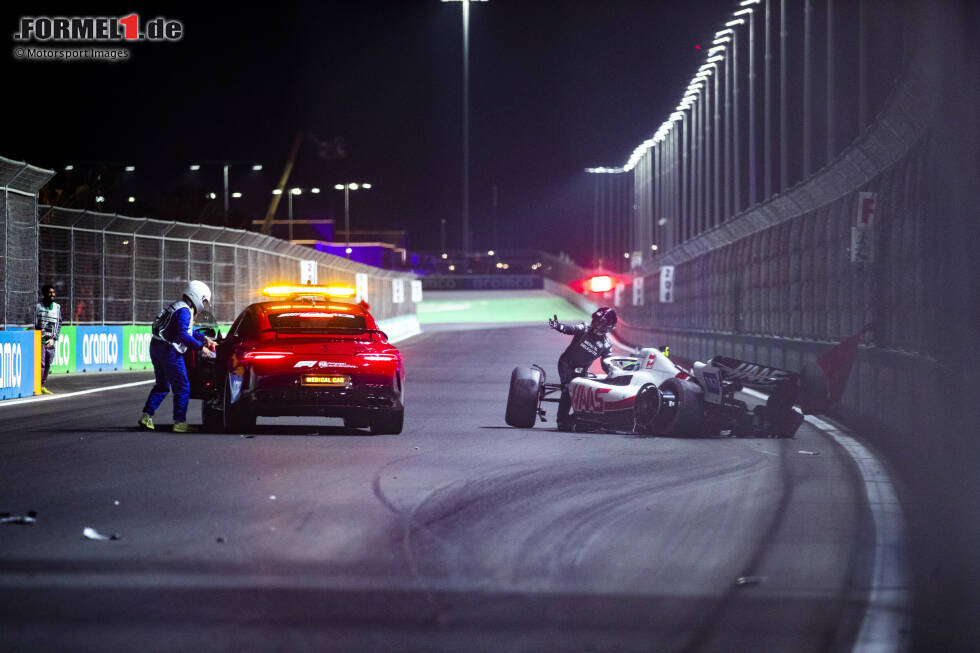 Foto zur News: Mick Schumacher hat seinen schweren Unfall im Qualifying unverletzt überstanden, wird am Sonntag aber nicht am Rennen teilnehmen: Haas hat das Auto zurückgezogen, tritt also nur mit einem Fahrzeug für Kevin Magnussen an. Schumacher ...
