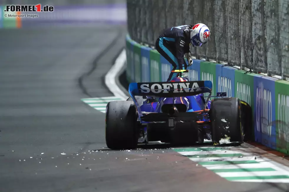 ... der Gelbphase ist der Unfall von Nicholas Latifi: Er kracht in der Zielkurve in die Mauer, sein Williams ist sofort raus aus dem Rennen. Alpine dagegen ... Foto zur News: ... der Gelbphase ist der Unfall von Nicholas Latifi: Er kracht in der Zielkurve in die Mauer, sein Williams ist sofort raus aus dem Rennen. Alpine dagegen ...