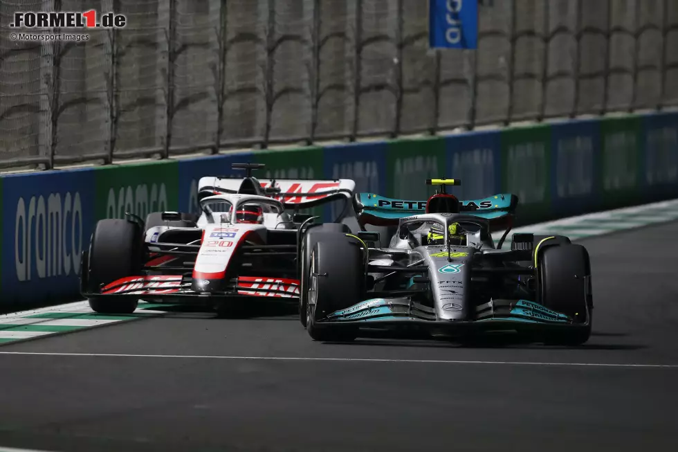 ... Lewis Hamilton im Mercedes nimmt einen Punkt mit aus Dschidda, nachdem er von weit hinten losgefahren ist. Auch er hat Pech bei der Strategie, sein Mercedes-Kollege George Russell aber holt P5. Und ... Foto zur News: ... Lewis Hamilton im Mercedes nimmt einen Punkt mit aus Dschidda, nachdem er von weit hinten losgefahren ist. Auch er hat Pech bei der Strategie, sein Mercedes-Kollege George Russell aber holt P5. Und ...