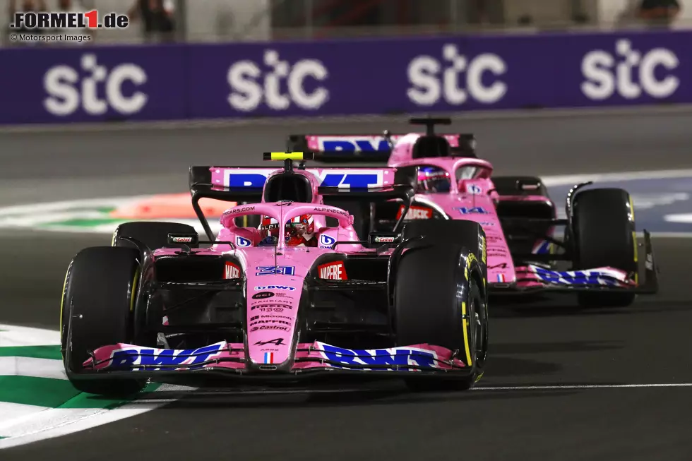 ... liefert eine Show: Esteban Ocon und Fernando Alonso tragen einen harten Zweikampf aus, die Plätze wechseln mehrfach, bis das Team ein Machtwort spricht. Später rollt Alonso nach technischen Problemen aus, nur Ocon punktet. Und ... Foto zur News: ... liefert eine Show: Esteban Ocon und Fernando Alonso tragen einen harten Zweikampf aus, die Plätze wechseln mehrfach, bis das Team ein Machtwort spricht. Später rollt Alonso nach technischen Problemen aus, nur Ocon punktet. Und ...
