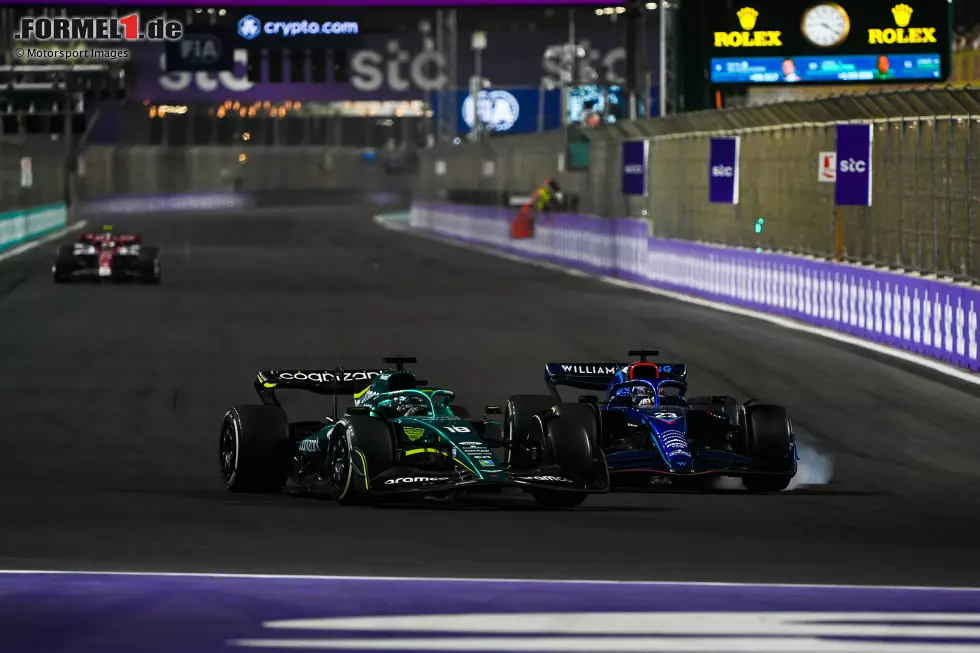 ... nimmt Alexander Albon genau das zum Anlass, um kurz vor Schluss noch ein Manöver gegen Lance Stroll zu reiten, bei dem er in Kurve 1 ultraspät bremst - und Stroll umdreht. Dafür setzt es eine Startplatzstrafe und zwei Strafpunkt. In der WM derweil ... Foto zur News: ... nimmt Alexander Albon genau das zum Anlass, um kurz vor Schluss noch ein Manöver gegen Lance Stroll zu reiten, bei dem er in Kurve 1 ultraspät bremst - und Stroll umdreht. Dafür setzt es eine Startplatzstrafe und zwei Strafpunkt. In der WM derweil ...