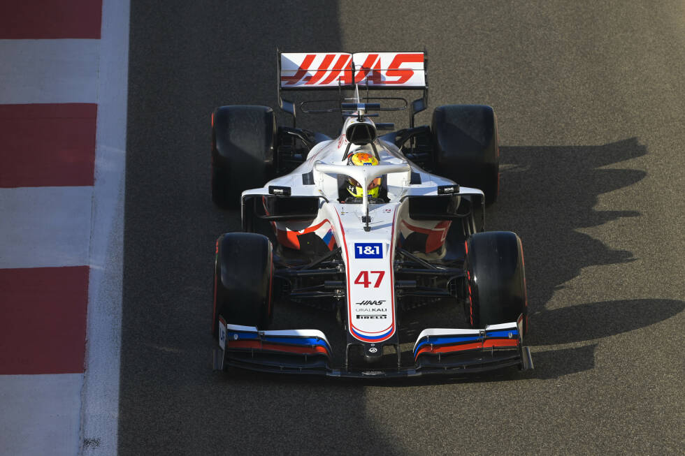 Foto zur News: ... zum Vorjahresauto VF-21 zeigt: Optisch hat sich bei Haas fast nichts verändert, sieht man von den technischen Änderungen ab, die das neue Formel-1-Reglement verlangt. Und hier ...