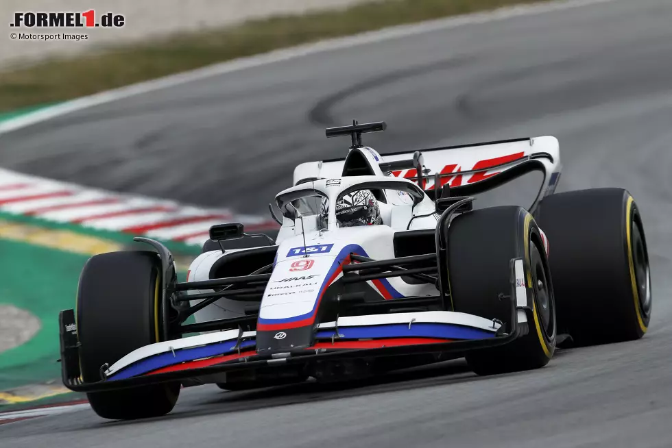 ... der Blick zurück auf das bisherige Design: Haas fuhr bis zum zweiten Tag der Formel-1-Wintertests in Barcelona mit dem ursprünglichen Design und den russischen Farben, hatte ... Foto zur News: ... der Blick zurück auf das bisherige Design: Haas fuhr bis zum zweiten Tag der Formel-1-Wintertests in Barcelona mit dem ursprünglichen Design und den russischen Farben, hatte ...