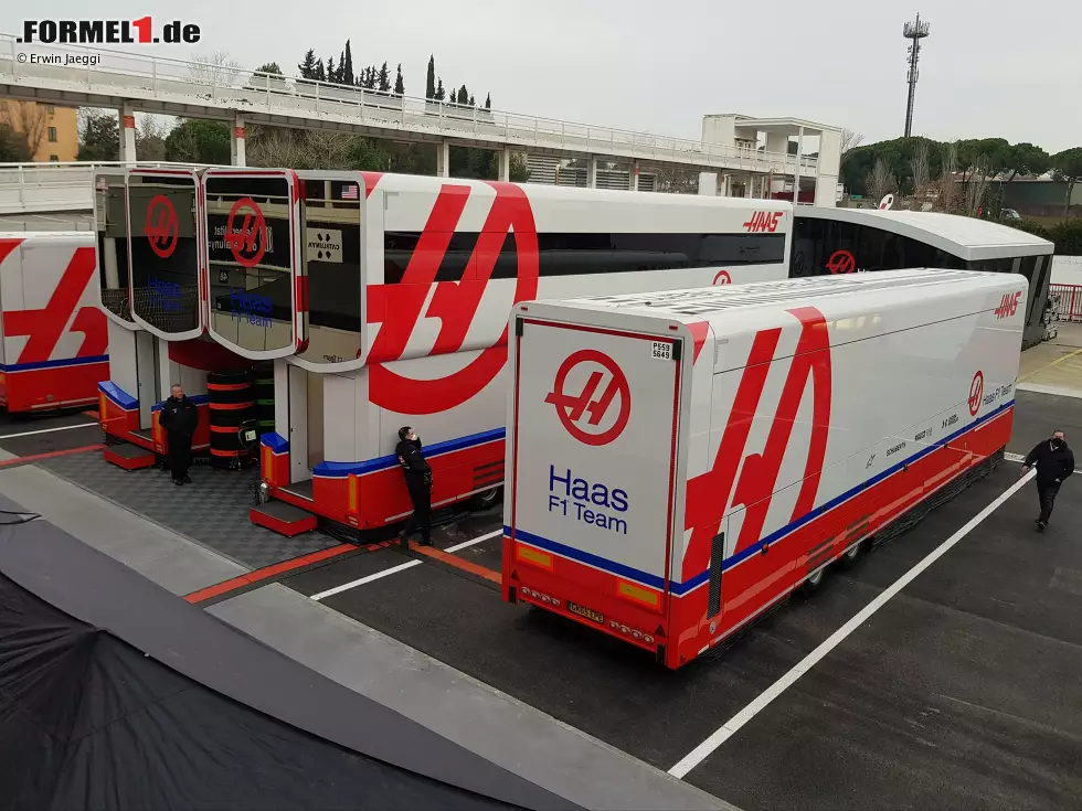 ... fehlen alle Referenzen auf Uralkali und Russland, selbst die Teamtrucks wurden über Nacht bearbeitet. Dort allerdings hat das Team nur die Logos abgemacht, die Farben sind teilweise geblieben. Im Gegensatz dazu ... Foto zur News: ... fehlen alle Referenzen auf Uralkali und Russland, selbst die Teamtrucks wurden über Nacht bearbeitet. Dort allerdings hat das Team nur die Logos abgemacht, die Farben sind teilweise geblieben. Im Gegensatz dazu ...