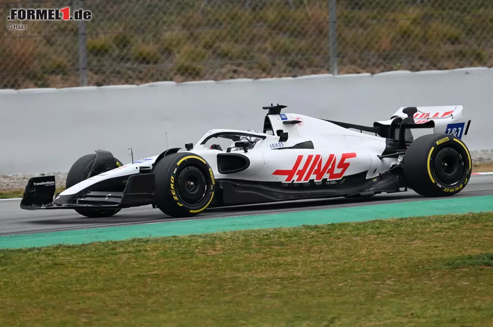 Foto zur News: Fast ganz in Weiß: Formel-1-Team Haas hat auf Russlands Krieg in der Ukraine reagiert und sämtliche Verweise auf Russland von seinem VF-22 heruntergenommen. Die ersten Bilder ...