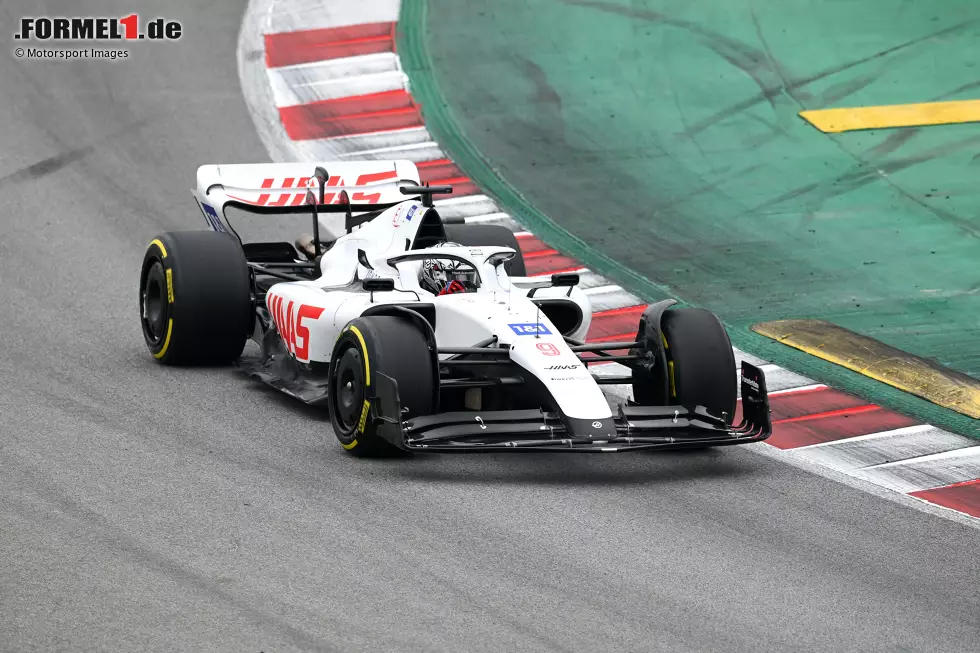 ... die russischen Nationalfarben Weiß, Blau und Rot, die vor allem (aber nicht nur) auf dem Frontflügel des Fahrzeugs von Mick Schumacher und Nikita Masepin zu sehen waren. Zum Vergleich ... Foto zur News: ... die russischen Nationalfarben Weiß, Blau und Rot, die vor allem (aber nicht nur) auf dem Frontflügel des Fahrzeugs von Mick Schumacher und Nikita Masepin zu sehen waren. Zum Vergleich ...