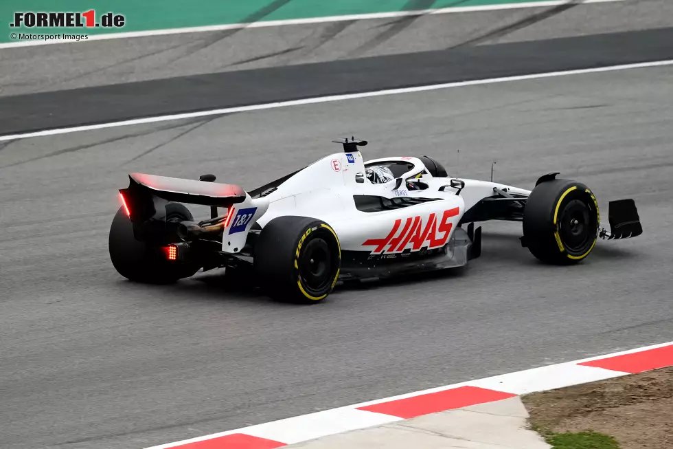 ... zeigen am dritten Testtag: Nicht nur die Logos des russischen Unternehmens Uralkali - Titelsponsor von Haas - sind verschwunden, sondern auch ... Foto zur News: ... zeigen am dritten Testtag: Nicht nur die Logos des russischen Unternehmens Uralkali - Titelsponsor von Haas - sind verschwunden, sondern auch ...