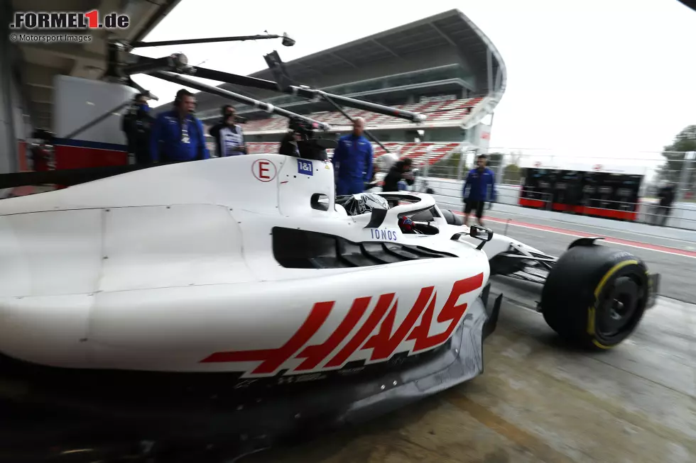 ... präsentiert sich der Haas VF-22 fast komplett in Weiß. Die restlichen Sponsoren haben ihre Plätze auf dem Fahrzeug behalten, und ... Foto zur News: ... präsentiert sich der Haas VF-22 fast komplett in Weiß. Die restlichen Sponsoren haben ihre Plätze auf dem Fahrzeug behalten, und ...