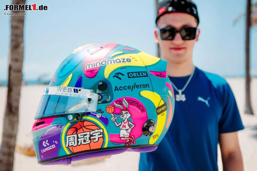 ... ist auch das Spezial-Helmdesign von Formel-1-Neuling Guanyu Zhou bei Alfa Romeo. Der Helm besticht mit der Grundfarbe Türkis und ... Foto zur News: ... ist auch das Spezial-Helmdesign von Formel-1-Neuling Guanyu Zhou bei Alfa Romeo. Der Helm besticht mit der Grundfarbe Türkis und ...
