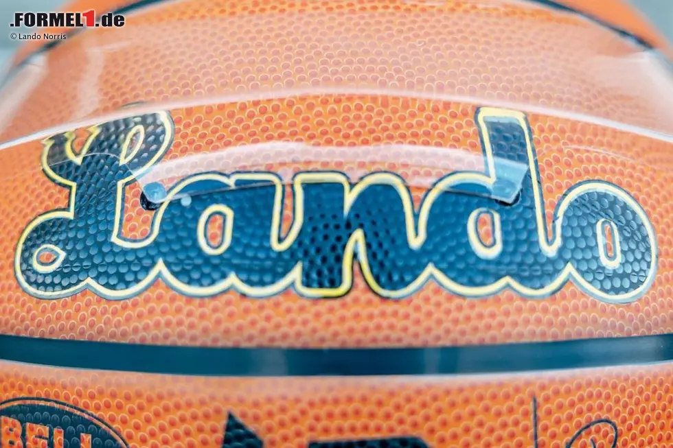... dem Schriftzug "Lando", wo sonst der Markenname des Basketballs stehen würde. Auch sein Teamkollege ... Foto zur News: ... dem Schriftzug "Lando", wo sonst der Markenname des Basketballs stehen würde. Auch sein Teamkollege ...