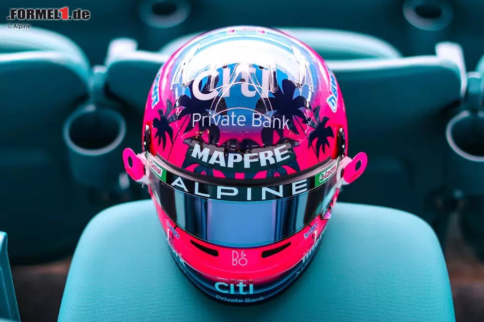 ... beim Miami-Helm von Fernando Alonso. Auch hier spielt Rosa eine große Rolle, genau wie ... Foto zur News: ... beim Miami-Helm von Fernando Alonso. Auch hier spielt Rosa eine große Rolle, genau wie ...
