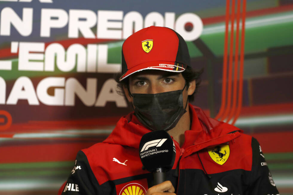 Foto zur News: Carlos Sainz stellt sich der Presse nach der vorzeitigen Vertragsverlängerung bei Ferrari, die ihn bis 2024 für das Traditionsteam aus Maranello antreten sieht. Damit steht auch fest, dass ...