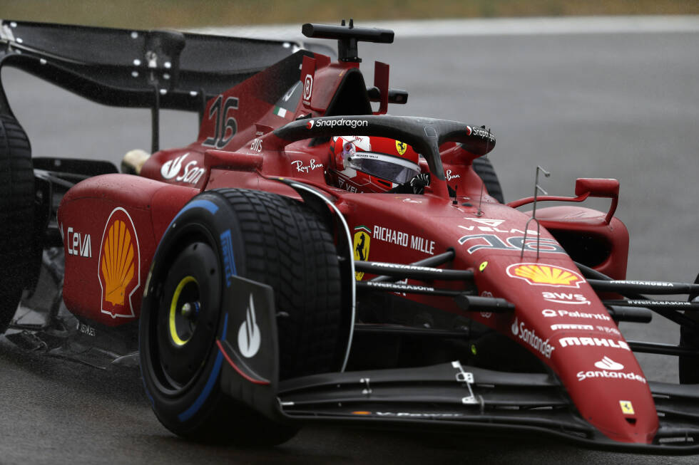 Foto zur News: Im 1. Freien Training fährt Charles Leclerc im Ferrari F1-75 auf nasser Strecke die Bestzeit. Er ist mit Intermediate-Reifen der einzige Fahrer unter 90 Sekunden, schafft 1:29.4 Minuten. Und: Er leistet sich auch vier Dreher, aber ...