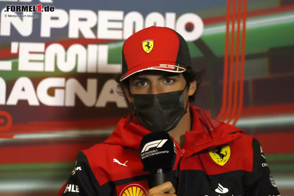 Foto zur News: Carlos Sainz stellt sich der Presse nach der vorzeitigen Vertragsverlängerung bei Ferrari, die ihn bis 2024 für das Traditionsteam aus Maranello antreten sieht. Damit steht auch fest, dass ...