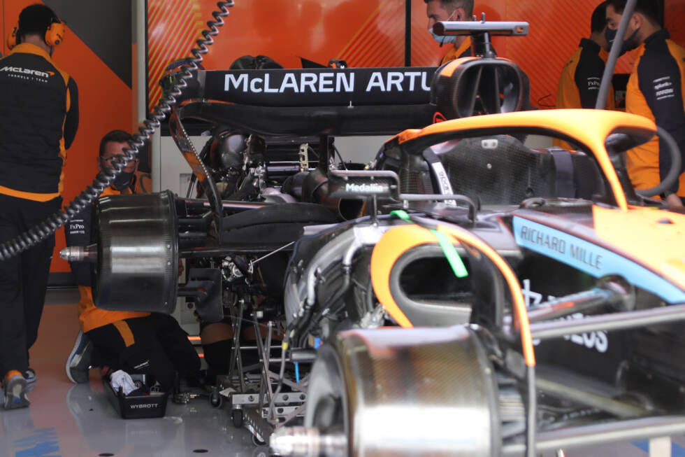 Foto zur News: ... auch bei McLaren tut sich nicht viel: Ein Technikdefekt hält Daniel Ricciardo im Training komplett an der Box. Lando Norris kommt nach Bremsproblemen nur fünf Runden weit. Im Sprint ...