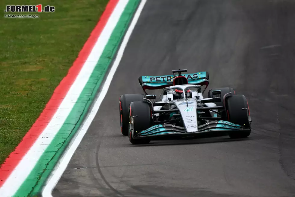 Foto zur News: George Russell sichert sich im trockenen zweiten Freien Training die Bestzeit. Er steuert den Mercedes W13 zu 1:19.4 Minuten, der bisher besten Runde an diesem Wochenende. Überzeugend aber ...