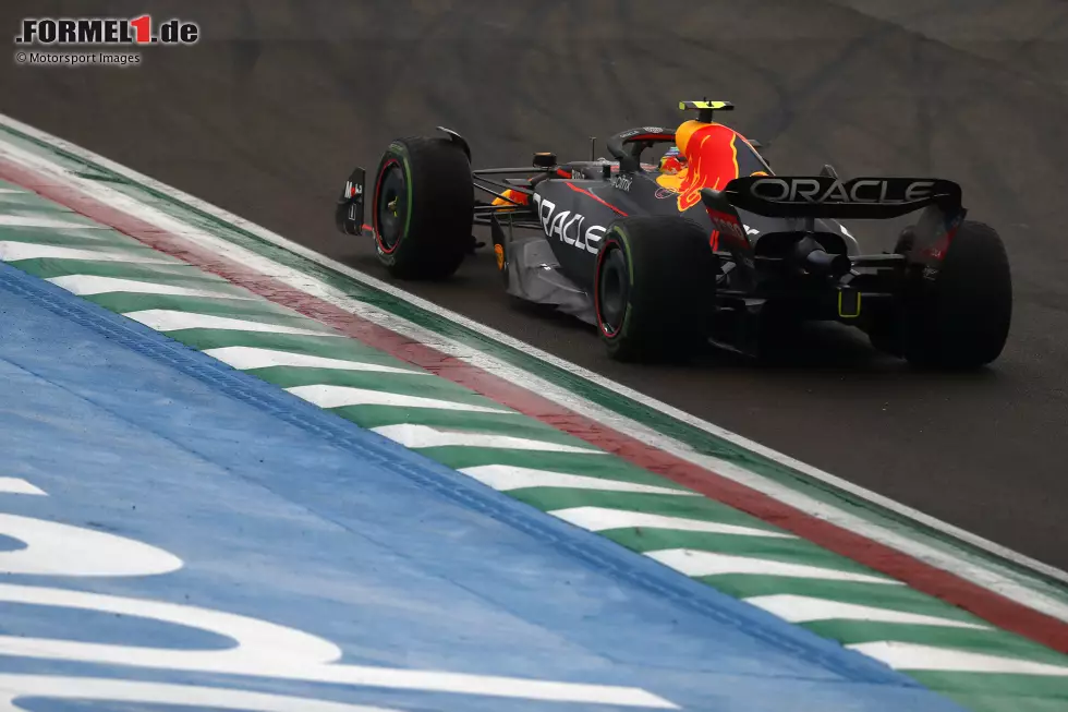 Foto zur News: ... sind auch die Longruns von Sergio Perez und dem Red Bull RB18 auf Soft-Reifen. Nur er bleibt damit konstant im 1:19er-Bereich und wirkt damit gut aufgestellt für das Sprintrennen am Samstagabend. Probleme dagegen ...