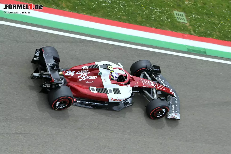... Guanyu Zhou im Alfa Romeo, weil er nach einer Kollision mit Pierre Gasly von AlphaTauri gleich zu Beginn im Sprint ausgeschieden ist. Zum Vergessen läuft das Sprintrennen auch ... Foto zur News: ... Guanyu Zhou im Alfa Romeo, weil er nach einer Kollision mit Pierre Gasly von AlphaTauri gleich zu Beginn im Sprint ausgeschieden ist. Zum Vergessen läuft das Sprintrennen auch ...