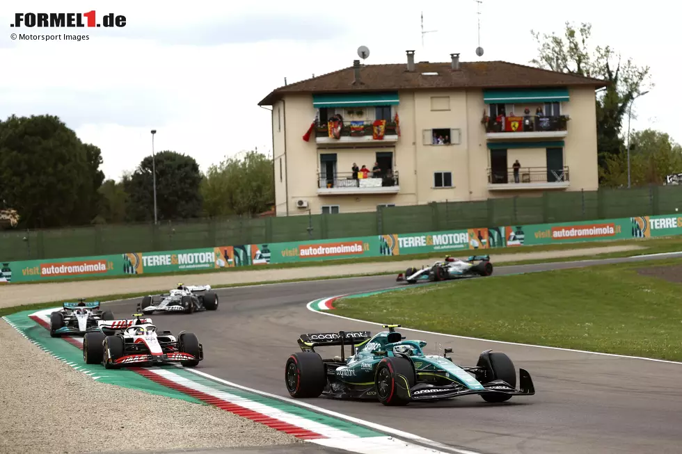 ... setzt sich Mick Schumacher in Szene: Er überholt auf der Strecke Sebastian Vettel und erzielt sein erstes Top-10-Ergebnis in einem Formel-1-Rennen - aber für P10 gibt es im Sprint keine Punkte. Vettel wird am Ende Dreizehnter. Die größte Aufholjagd ... Foto zur News: ... setzt sich Mick Schumacher in Szene: Er überholt auf der Strecke Sebastian Vettel und erzielt sein erstes Top-10-Ergebnis in einem Formel-1-Rennen - aber für P10 gibt es im Sprint keine Punkte. Vettel wird am Ende Dreizehnter. Die größte Aufholjagd ...