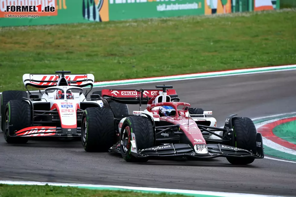 ... ist die Freude auch bei Valtteri Bottas im Alfa Romeo (vorne im Bild) und Kevin Magnussen im Haas über weitere Punkteergebnisse nach soliden Vorstellungen im Rennen in Imola. Weniger gut ... Foto zur News: ... ist die Freude auch bei Valtteri Bottas im Alfa Romeo (vorne im Bild) und Kevin Magnussen im Haas über weitere Punkteergebnisse nach soliden Vorstellungen im Rennen in Imola. Weniger gut ...